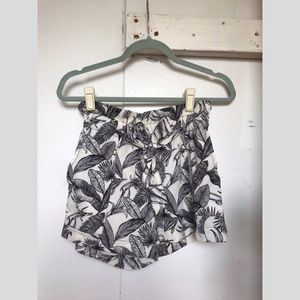 ☀️Small artsy summer shorts🌞